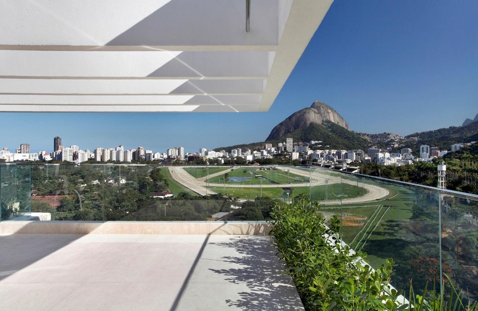 Căn penthouse “lưng tựa núi, mặt hướng biển” ai nhìn cũng mê ở Brazil