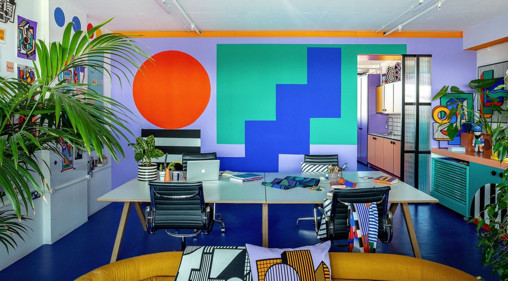Chơi đùa với màu sắc, nữ nghệ sĩ biến căn phòng thường thành studio sặc sỡ